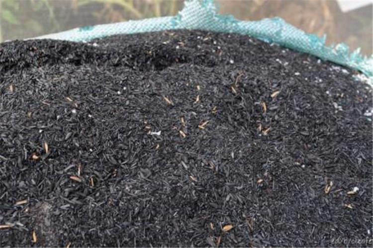 稻殼的燃燒能產生約為3900千卡/公斤的熱量和13一15%的稻殼灰，按250萬噸計可得到35萬萬左右的稻殼灰。